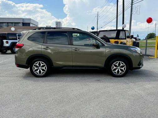 Brilliant Bronze Metallic 2023 Subaru Forester Premium