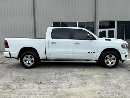 Bright White Clearcoat 2019 RAM 1500 Big Horn