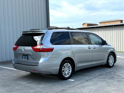 2017 Toyota Sienna XLE