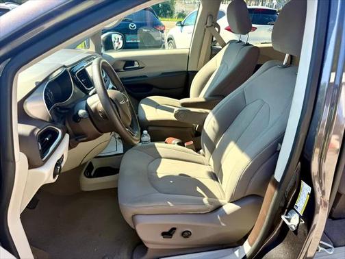 2021 Chrysler Voyager LX