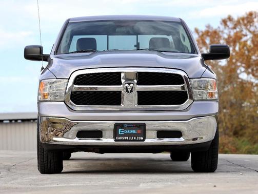Photo 3 of 52 of 2019 RAM 1500 Classic SLT