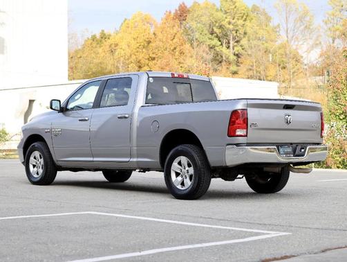 Photo 4 of 52 of 2019 RAM 1500 Classic SLT