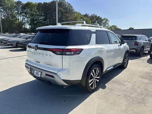 2023 Nissan Pathfinder Platinum FWD