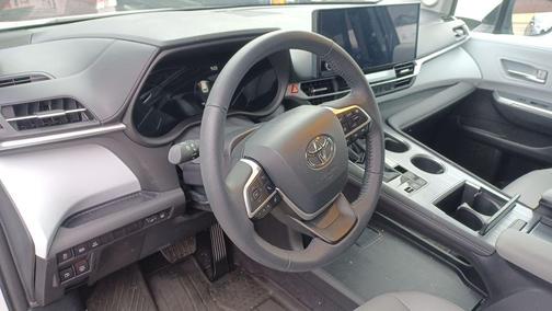 2025 Toyota Sienna XLE