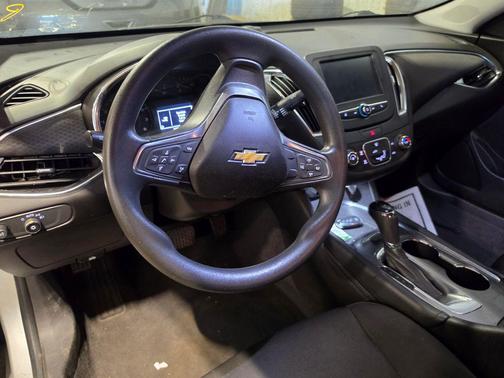 Silver Ice Metallic 2018 Chevrolet Malibu LT