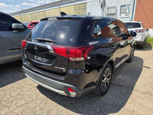 Labrador Black Metallic 2018 Mitsubishi Outlander SE