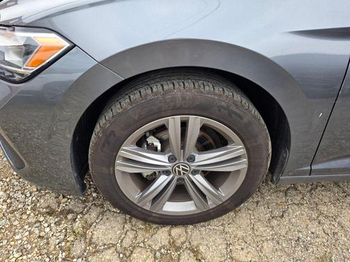Platinum Gray Metallic 2024 Volkswagen Jetta 1.5T SE