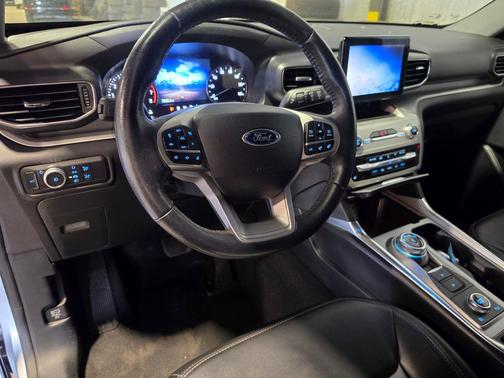 ICONIC SILVER METALLIC 2022 Ford Explorer XLT