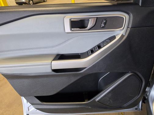 ICONIC SILVER METALLIC 2022 Ford Explorer XLT