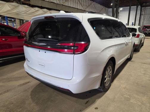 Bright White Clearcoat 2021 Chrysler Pacifica Touring L