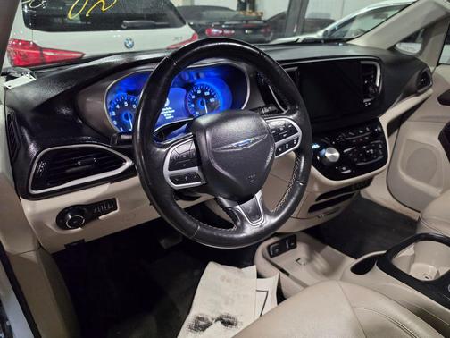Bright White Clearcoat 2021 Chrysler Pacifica Touring L