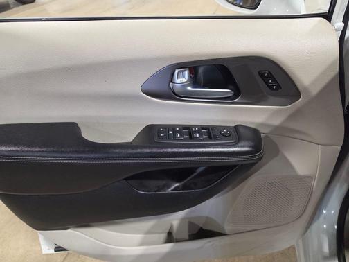 Bright White Clearcoat 2021 Chrysler Pacifica Touring L