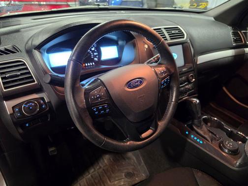 OXFORD WHITE 2017 Ford Explorer XLT