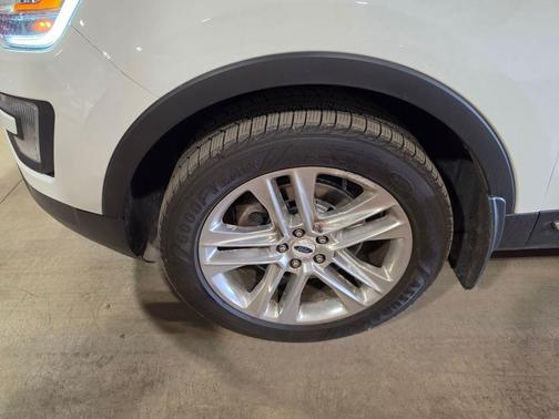 OXFORD WHITE 2017 Ford Explorer XLT