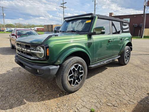 ERUPTION GREEN METALLIC 2022 Ford Bronco Outer Banks