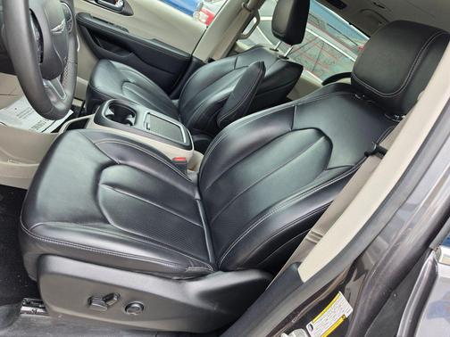 Granite Crystal Metallic Clearcoat 2023 Chrysler Pacifica Touring L