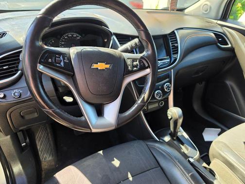 Silver Ice Metallic 2019 Chevrolet Trax LT