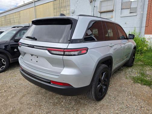 Silver Zynith 2022 Jeep Grand Cherokee Altitude