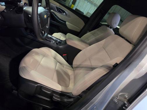 Silver Ice Metallic 2022 Chevrolet Traverse LS