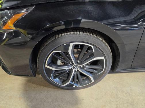 Super Black 2024 Nissan Altima SR FWD