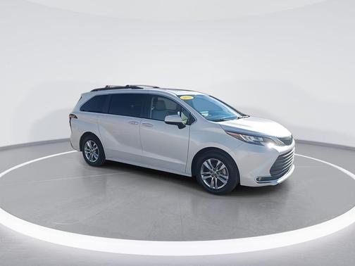 2022 Toyota Sienna XLE 7 Passenger
