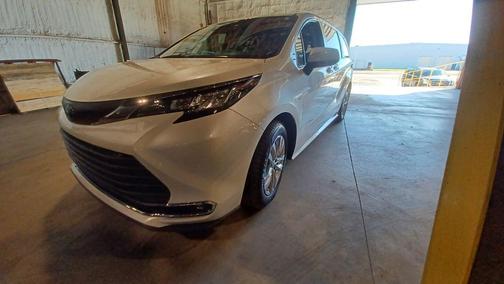 2022 Toyota Sienna XLE 7 Passenger