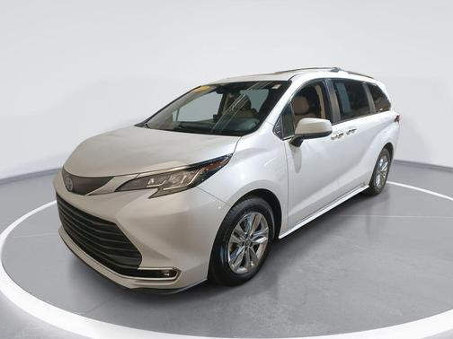 2022 Toyota Sienna XLE 7 Passenger