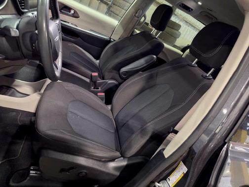 Granite Crystal Metallic Clearcoat 2022 Chrysler Voyager LX