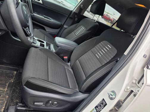 Snow White Pearl 2022 Kia Sportage LX