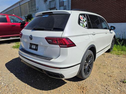 Oryx White Pearl 2022 Volkswagen Tiguan 2.0T SE R-Line Black 4MOTION