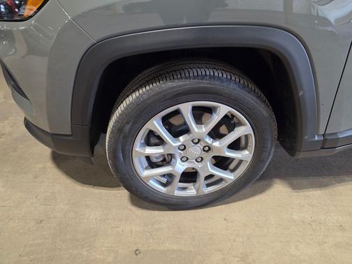 Sting-Gray Clearcoat 2024 Jeep Compass Latitude Lux