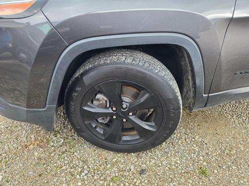 Granite Crystal Metallic Clearcoat 2017 Jeep Cherokee Altitude