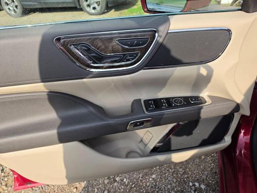 RUBY RED MET TINTED CLEARCOAT 2017 Lincoln Continental Reserve