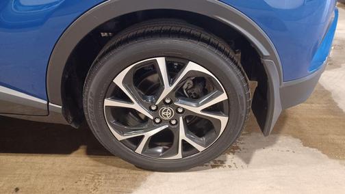 2022 Toyota C-HR XLE