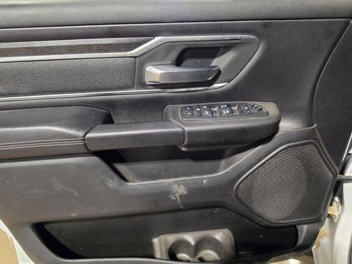 Bright White Clearcoat 2019 RAM 1500 Big Horn