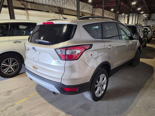 WHITE GOLD METALLIC 2017 Ford Escape SE