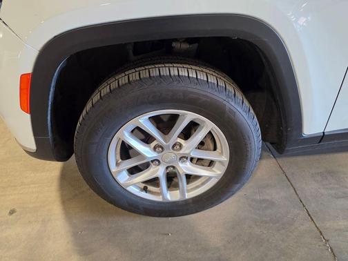 Bright White Clearcoat 2022 Jeep Grand Cherokee L Laredo