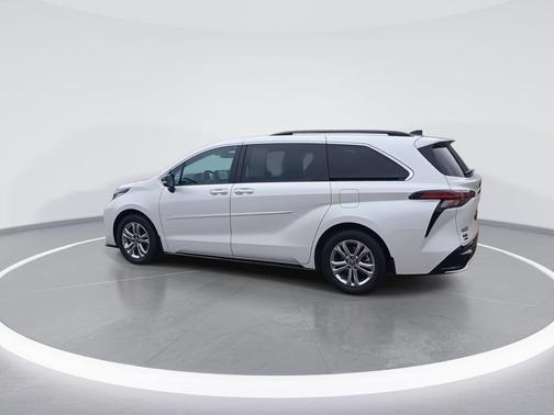 2023 Toyota Sienna XSE 7 Passenger