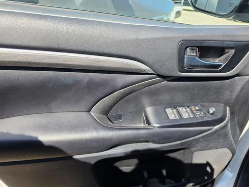Blizzard Pearl 2019 Toyota Highlander SE