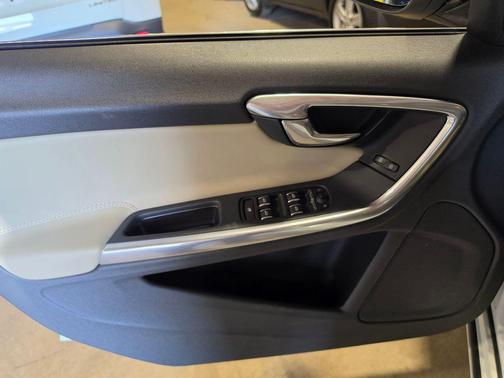 Crystal White Pearl 2018 Volvo S60 Inscription T5 Platinum