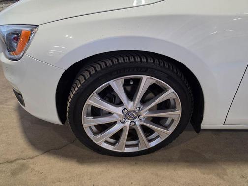 Crystal White Pearl 2018 Volvo S60 Inscription T5 Platinum