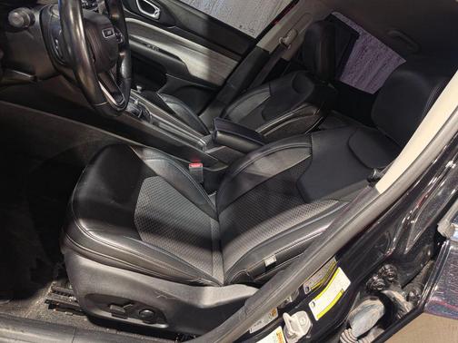 Diamond Black Crystal Pearlcoat 2022 Jeep Compass Latitude