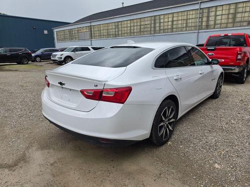 Summit White 2018 Chevrolet Malibu LT