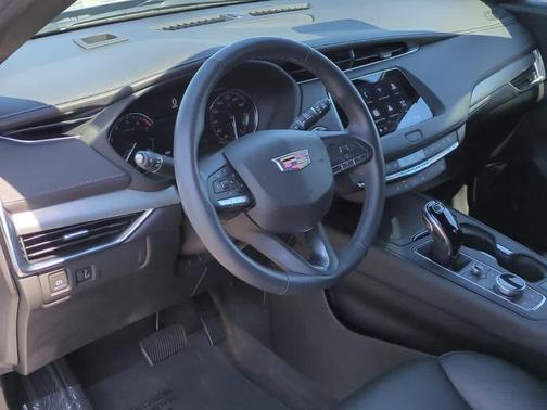 2022 Cadillac XT4 Premium Luxury
