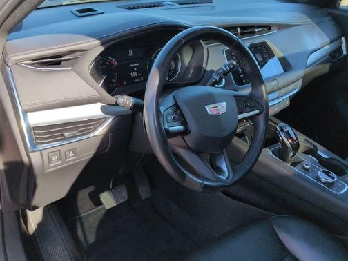 2023 Cadillac XT4 Premium Luxury