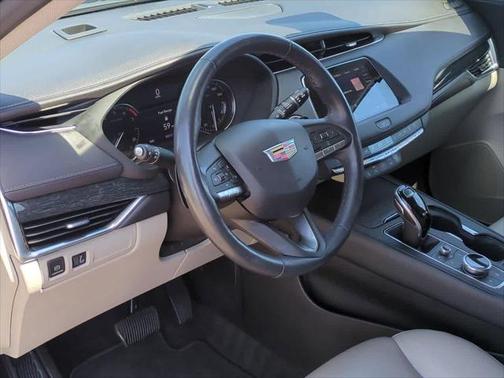 2022 Cadillac XT4 Premium Luxury