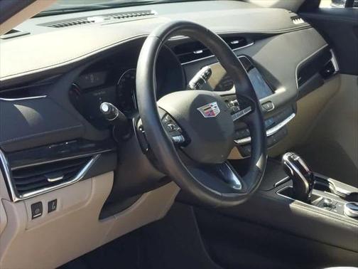 2022 Cadillac XT4 Premium Luxury