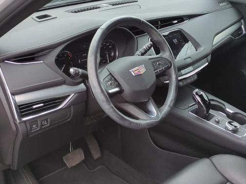 2023 Cadillac XT4 Premium Luxury
