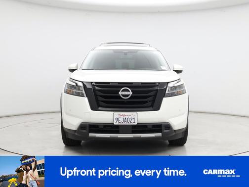 White 2023 Nissan Pathfinder SL