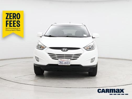 White 2015 Hyundai TUCSON SE